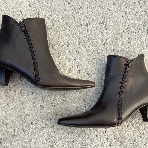 Amalfi by Rangoni leather 7.5 lux deep brown boots a symmetrical side zip - Picture 9 of 14